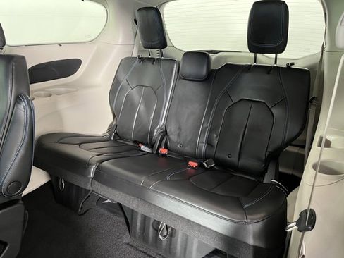 Used 2021 Chrysler Pacifica Touring-L image 38