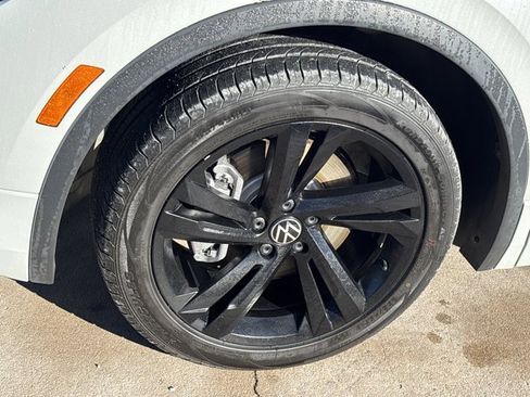 Used 2023 Volkswagen Tiguan SE R-Line image 11