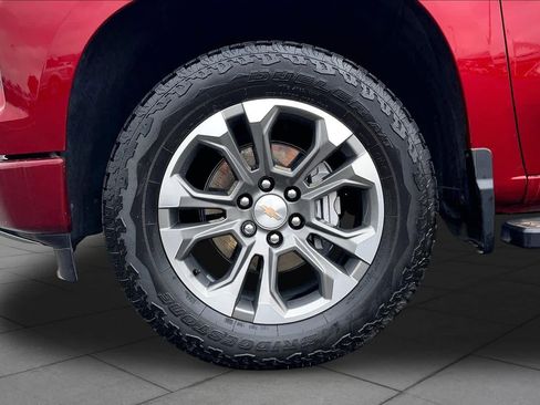 Used 2024 Chevrolet Silverado 1500 High Country w/ Z71 Off-Road Package AWD/4WD image 11