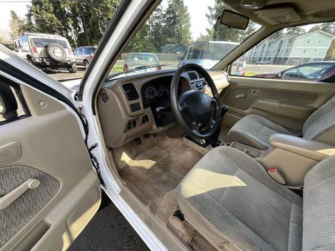 Used 1998 Nissan Frontier XE image 10