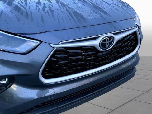 Used 2025 Toyota Highlander XLE FWD image 27