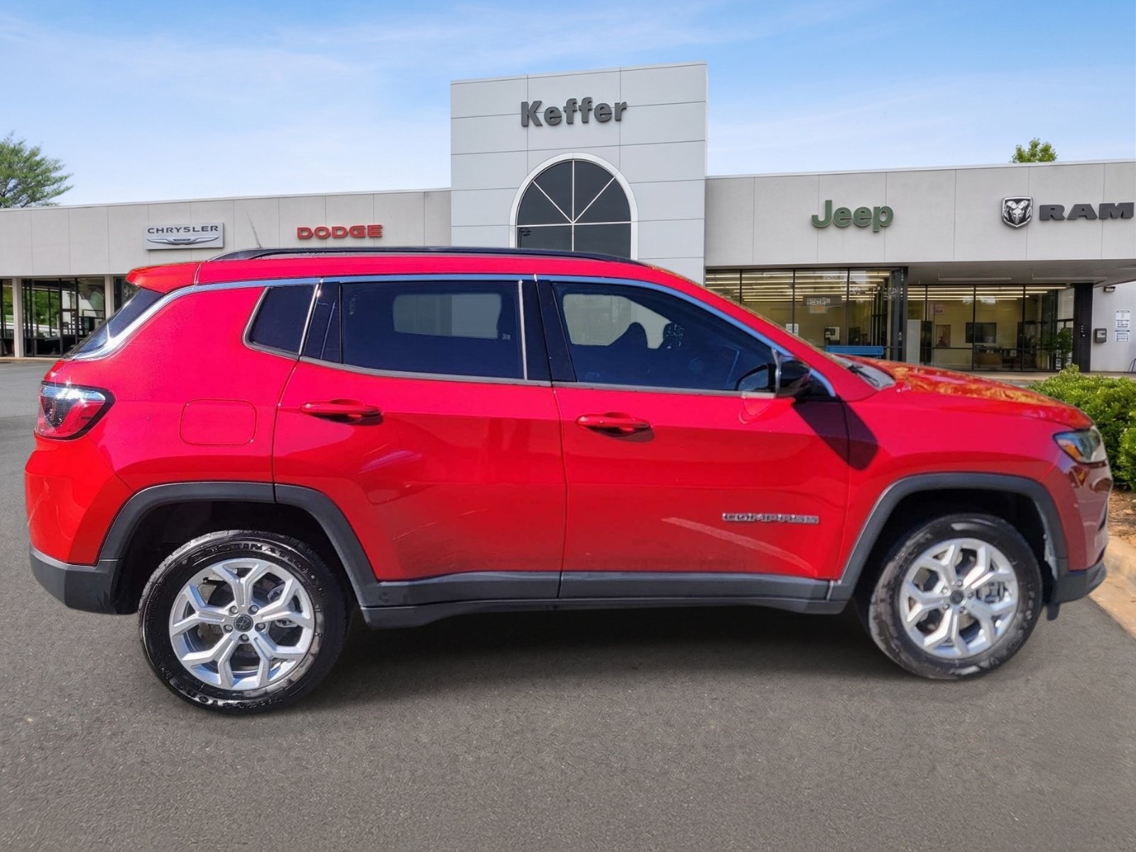 Used 2026 Jeep Compass Latitude AWD/4WD image 5