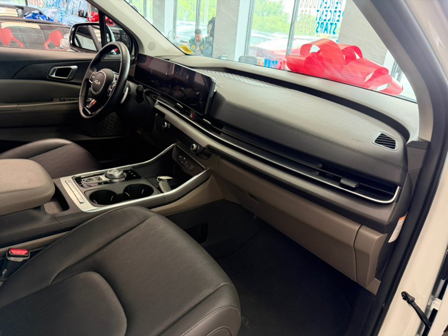 Used 2025 Kia Carnival EX FWD image 40