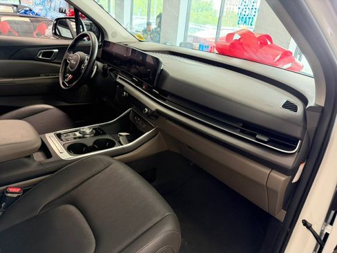 Used 2025 Kia Carnival EX FWD image 40