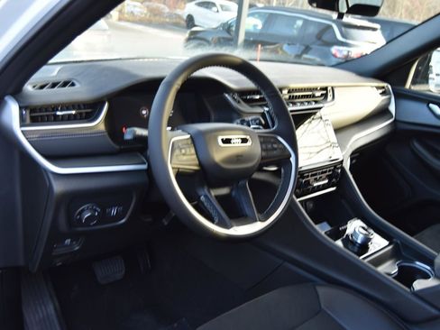 New 2025 Jeep Grand Cherokee L Altitude image 9