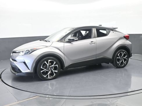 Used 2019 Toyota C-HR XLE FWD image 2