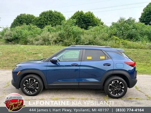 Used 2021 Chevrolet TrailBlazer LT w/ Convenience Package FWD image 2