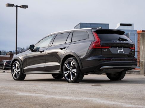 Used 2025 Volvo V60 B5 Cross Country Plus image 5