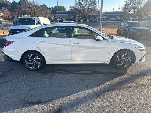 Used 2025 Hyundai Elantra Limited image 8
