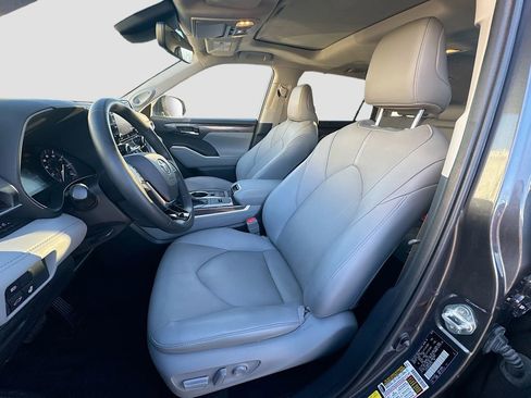 Used 2020 Toyota Highlander Limited image 26