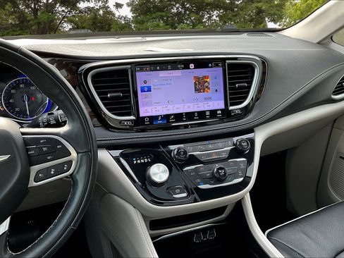 Used 2022 Chrysler Pacifica Limited image 9