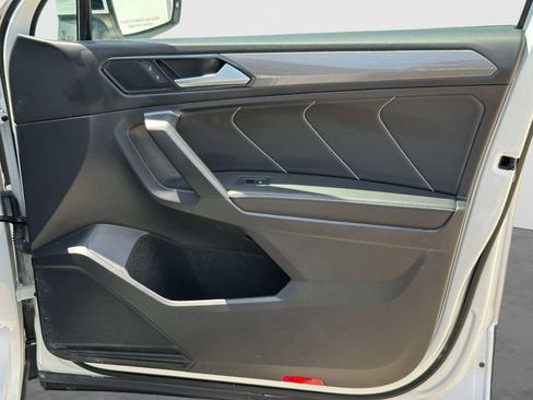 Certified 2022 Volkswagen Tiguan SE FWD image 9