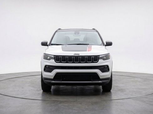Used 2025 Jeep Compass Trailhawk AWD/4WD image 2