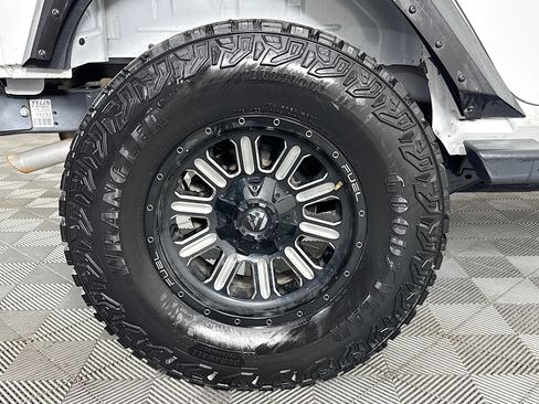 Used 2016 Jeep Wrangler Unlimited Sahara image 30