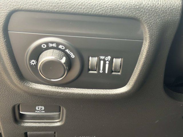 Used 2025 Jeep Grand Cherokee L Altitude RWD image 28