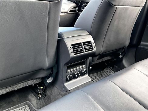 Used 2019 Jaguar F-PACE Premium image 33