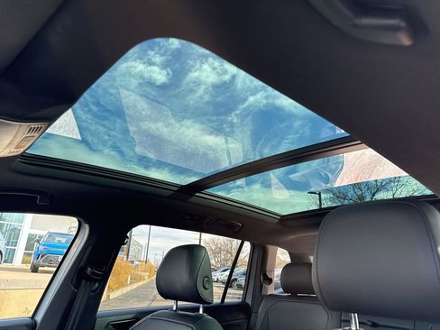 Certified 2022 Volkswagen Tiguan SE R-Line image 24