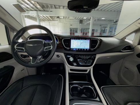 Used 2022 Chrysler Pacifica Limited FWD image 23