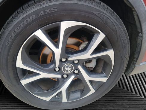 Used 2018 Toyota C-HR XLE FWD image 4
