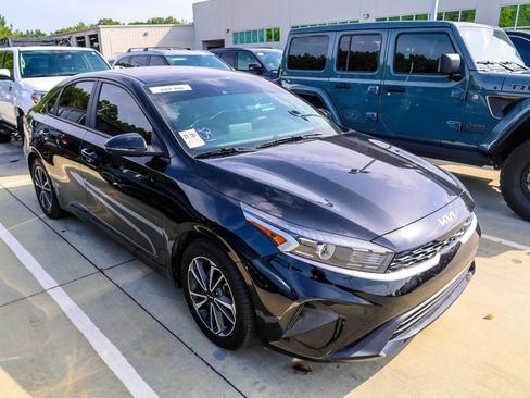 Used 2023 Kia Forte LXS w/ LXS Technology Package FWD image 2