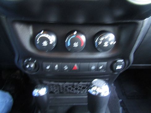 Used 2017 Jeep Wrangler Unlimited Sahara w/ Connectivity Group image 23