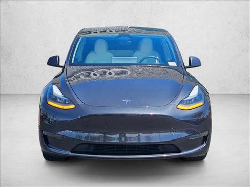Used 2024 Tesla Model Y 2WD image 3