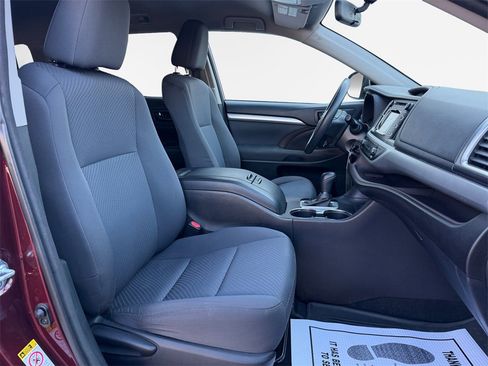 Used 2015 Toyota Highlander LE image 24
