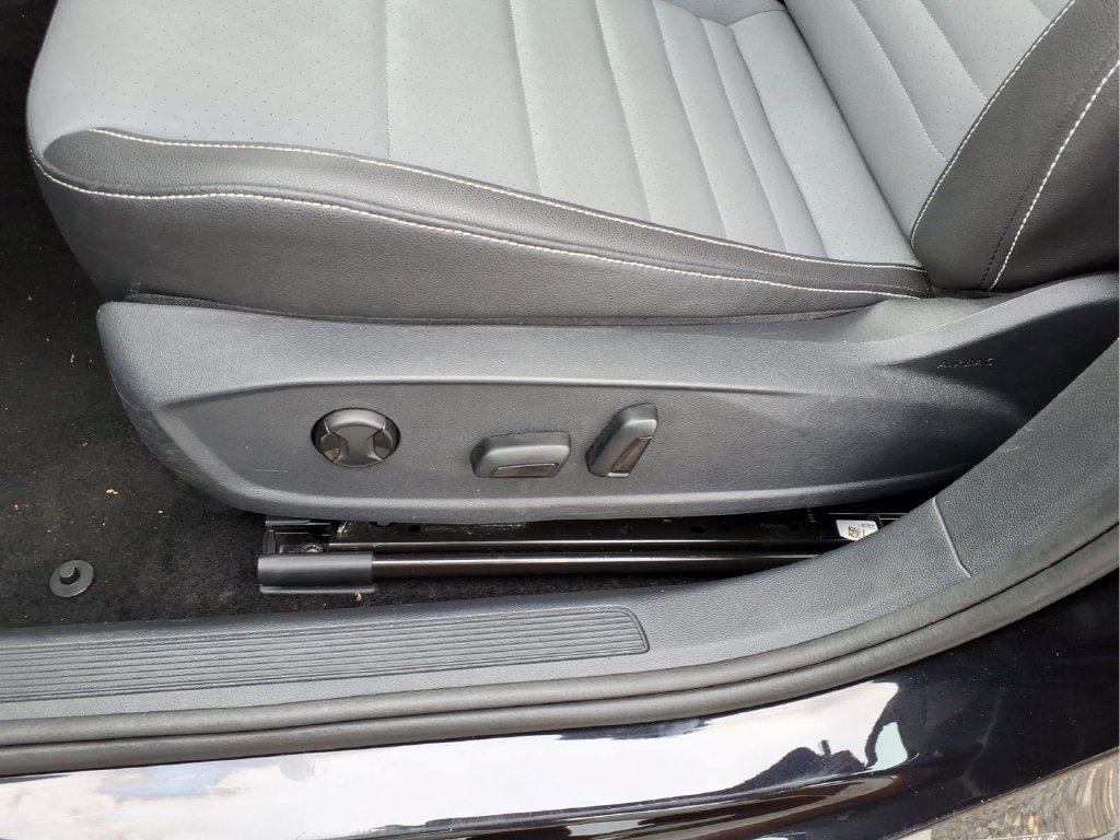 Used 2025 Volkswagen Jetta SE FWD image 17