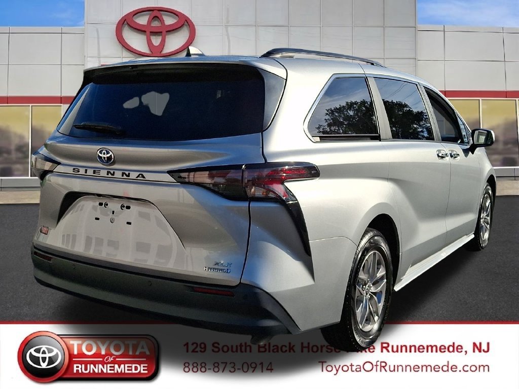 Used 2024 Toyota Sienna XLE FWD image 6