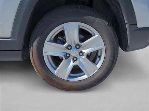 Used 2022 Jeep Compass Latitude image 10