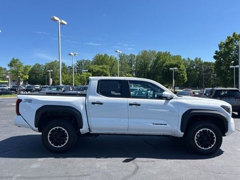 Used 2024 Toyota Tacoma TRD Off-Road AWD/4WD image 5