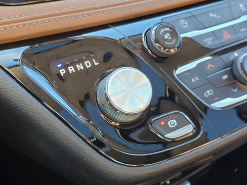 Used 2017 Chrysler Pacifica Limited image 37