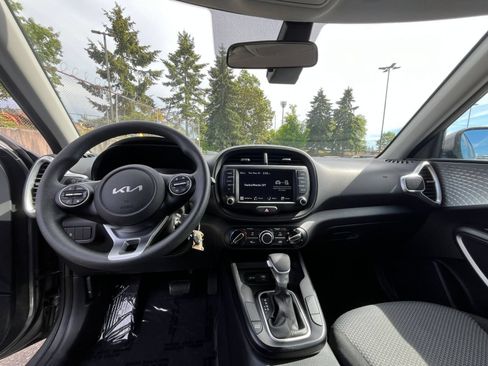 Used 2025 Kia Soul LX w/ LX Technology Package FWD image 33