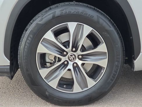 Used 2023 Toyota Highlander XLE FWD image 12