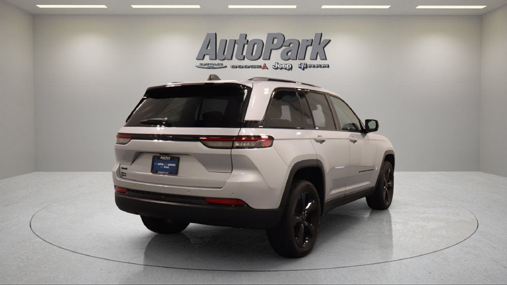 Certified 2024 Jeep Grand Cherokee Altitude AWD/4WD image 8