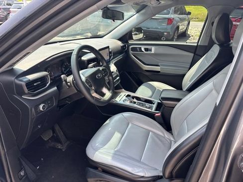 Used 2021 Ford Explorer XLT w/ Equipment Group 202A AWD/4WD image 9