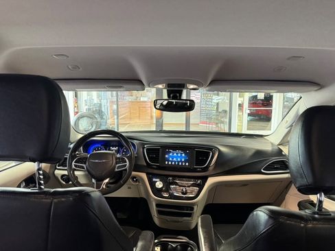 Used 2020 Chrysler Pacifica Touring-L FWD image 14