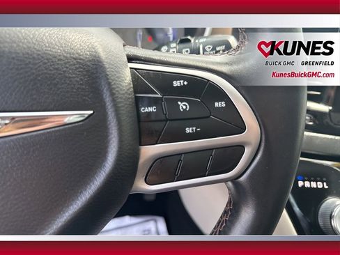 Used 2018 Chrysler Pacifica Touring-L FWD image 19