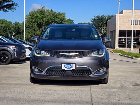 Used 2020 Chrysler Pacifica Limited w/ Advanced Safetytec Group FWD image 2
