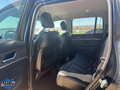 Used 2023 Jeep Grand Cherokee Limited w/ Black Appearance Package AWD/4WD image 25