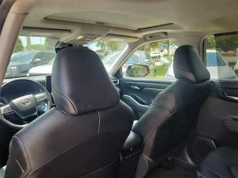 Used 2020 Toyota Highlander XLE image 12