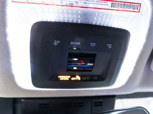 Used 2025 Toyota Prius XLE FWD image 27