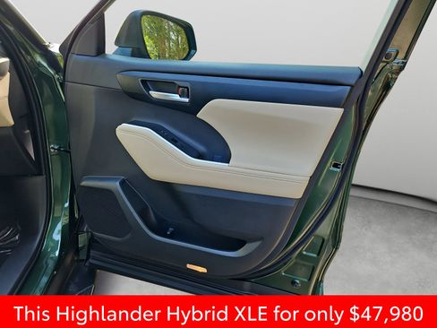 Used 2025 Toyota Highlander XLE AWD/4WD image 37