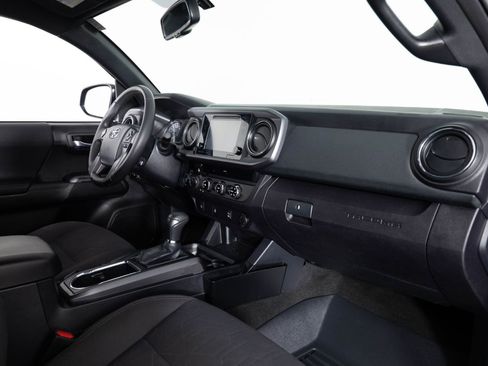 Used 2017 Toyota Tacoma TRD Sport w/ Tow Package (A/T) image 24