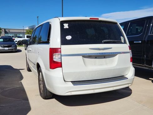 Used 2011 Chrysler Town & Country Touring-L FWD image 2