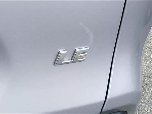 Used 2021 Toyota RAV4 LE FWD image 10
