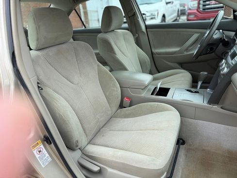 Used 2010 Toyota Camry LE FWD image 25