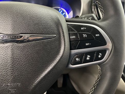 Used 2024 Chrysler Pacifica Select image 22