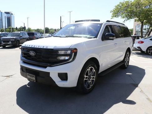 Used 2025 Ford Expedition Active AWD/4WD image 2