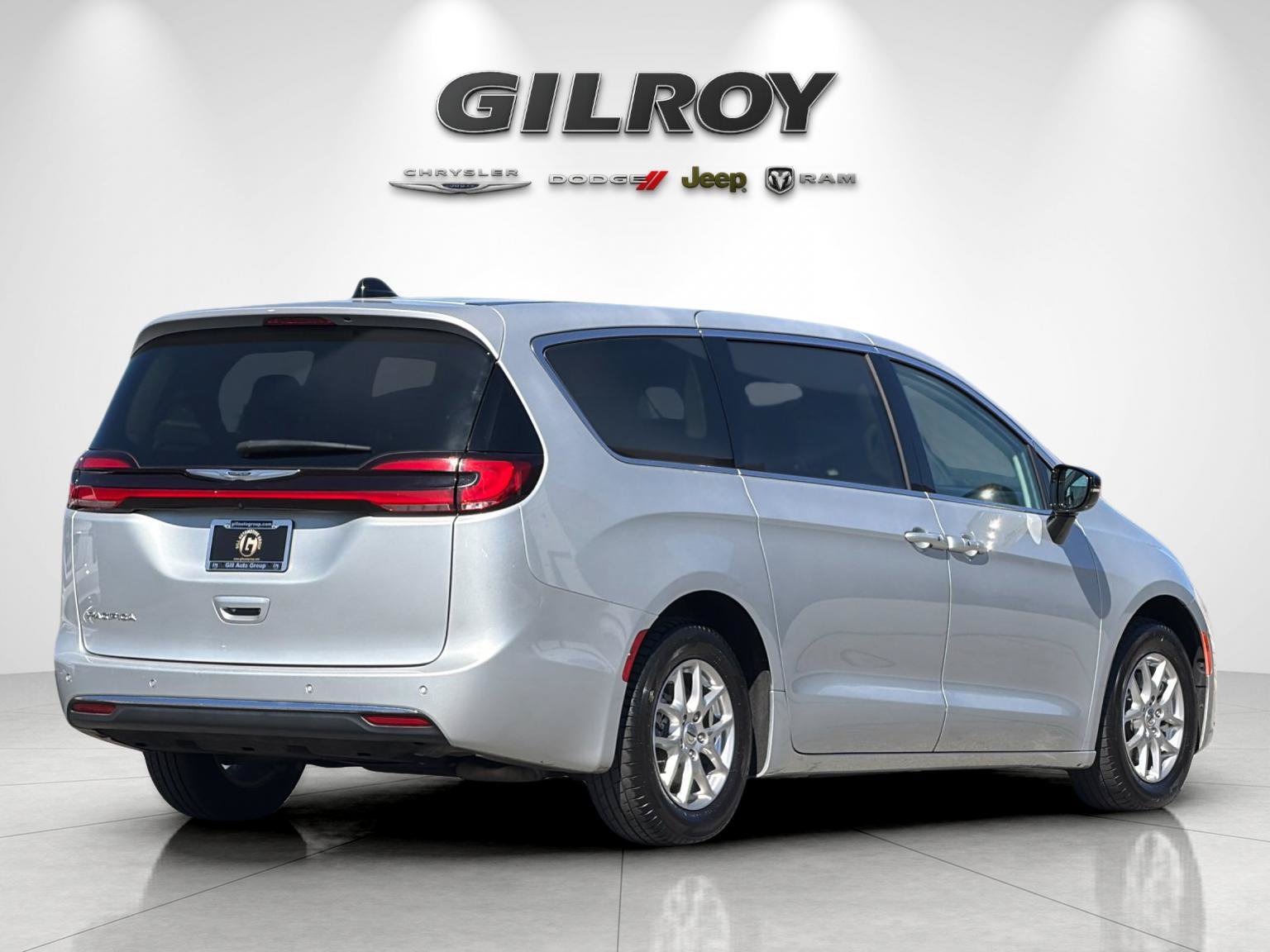 Used 2024 Chrysler Pacifica Touring-L FWD image 4
